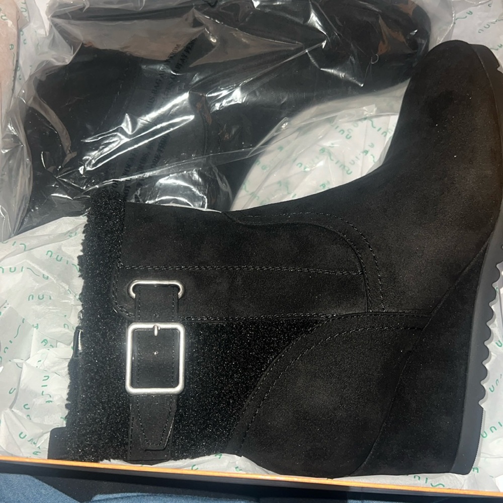 Women’s winter boots new without tags never worn